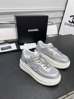 chanel 香奈儿度假系列 最新款休闲运动鞋 银白，金白，银灰，黑红！无敌漂亮又好穿 非常轻便，内里也是超级软，超级舒服，鞋面透气设计，配色高级耐看 百搭 鞋