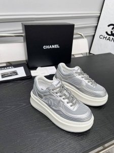 chanel 香奈儿度假系列 最新款休闲运动鞋 银白，金白，银灰，黑红！无敌漂亮又好穿 非常轻便，内里也是超级软，超级舒服，鞋面透气设计，配色高级耐看 百搭 鞋