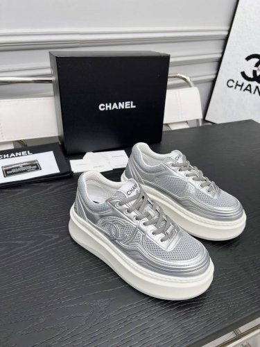 chanel 香奈儿度假系列 最新款休闲运动鞋 银白，金白，银灰，黑红！无敌漂亮又好穿 非常轻便，内里也是超级软，超级舒服，鞋面透气设计，配色高级耐看 百搭 鞋