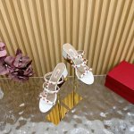 valentino25Ss 华伦天奴 专柜新品绿松石 铆钉凉鞋平底 粗跟 网红街拍都爱搭配的腔调单品哦~ 跟着时尚达人的步伐来走准没错 搭配上简单或时尚款的衣服