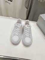 高版本出厂 情侣款 Prada 普拉达 24Ss新款系带情侣款小白鞋休闲运动鞋 这款运动鞋延续经久不衰的轮廓，是新款经典单品采用小牛皮 精心制作， 提升格调 款