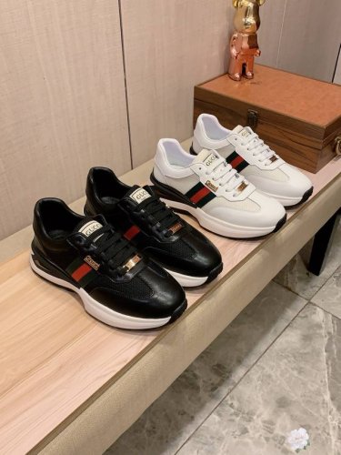 新款: 厂价 古奇Gucci* 最新爆款休闲鞋，顶端品牌 奢侈～代购，顶级～质量。 鞋面選用进口透气牛皮搭配布料材质透气羊皮垫脚 精细做工。原版个性时尚柔软橡膠