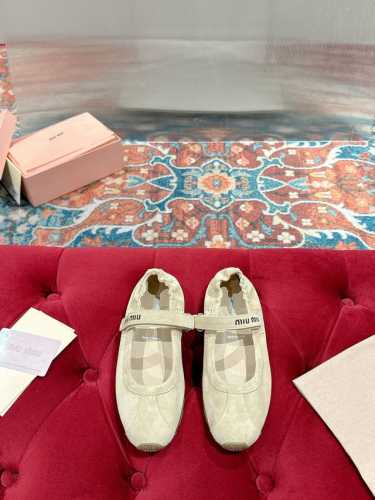 miumiu缪缪春夏最新走秀款玛丽珍休闲鞋 运动小白鞋 国内外博主刷爆的一款，小红书种草系列，复古又时髦上脚美炸了 简约的运动板鞋设计，极具辨识度的鞋舌，打造佛