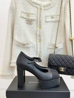 专柜新品 走秀双C防水台高跟鞋 个性时尚潮流走秀必入款 上脚不仅显腿细而且显腿长 鞋面采用进口小牛皮 内里采用丝绸羊皮 意大利进口真皮大底 前厚 4Cm 跟高