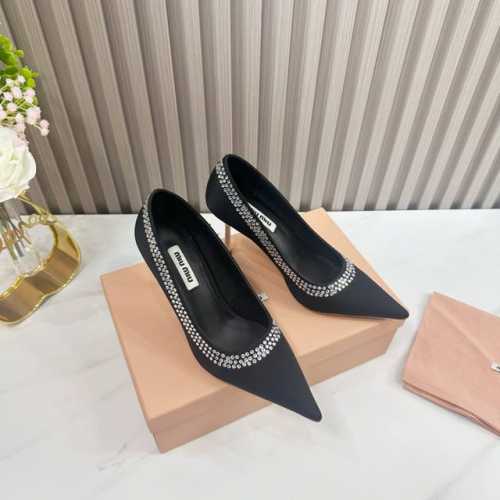 工厂 2024 新款新品 MIU MIU 全新超美装饰搭配,时尚淑女气质十足 双色拼接 又不乏美艳色彩,外侧附带弹力象巾 上脚非常方便意大利引进的原版楦头是最新
