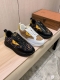 新款: 厂价 芬迪Fendi* 最新爆款休闲鞋，顶端品牌奢侈～代购，顶级～质量。鞋面選用进口透气牛皮搭配布材质透气羊皮垫脚 精细做工。原版个性时尚柔软橡膠耐磨防