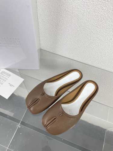 平底分趾拖鞋 Mm6 Maison Margiela 超经典 鞋柜必备单品 炒鸡减龄 大热时尚风格 咖啡色小牛皮 水染小牛皮里 Mm6 Maison Margi