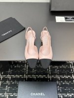 chane+L 经典Slingback 小香后空凉鞋 就像Coco香奈儿女士说的：流行稍纵即逝，但风格永存！这双后空鞋就是香家经典中的经典！双色搭配，简约精致，
