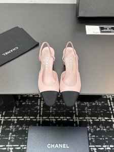 chane+L 经典Slingback 小香后空凉鞋 就像Coco香奈儿女士说的：流行稍纵即逝，但风格永存！这双后空鞋就是香家经典中的经典！双色搭配，简约精致，