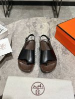 herme*S爱马仕实木凉拖 Hermes经典款踩云脚感，光脚或者搭配个袜子穿，都时髦的不行哦超可爱 夏天真的太需要百搭凉鞋了，怎么搭配都好看，随意且高级的感觉