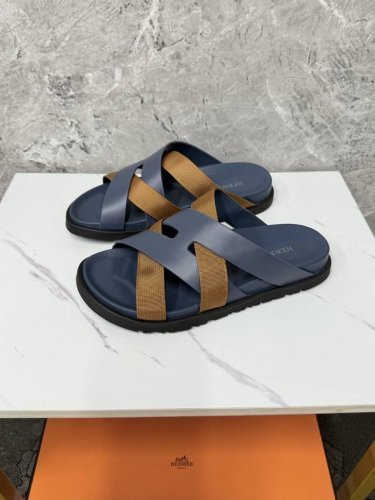实价男 、女 Hermes-爱马仕 春夏凉拖系列！ 经典款型 一直都很火爆的拖鞋- 凉鞋,随意各种搭配都很棒！！！ 码数：35-45 38、45定做不退换 Y6