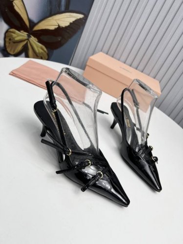 工厂 新款新品 Miu Miu 全新超美装饰搭配,时尚淑女气质十足 双色拼接 又不乏美艳色彩,外侧附带弹力象巾 上脚非常方便意大利引进的原版楦头是最新楦、出来形