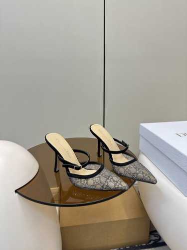 顶级原单 配飞机盒 dior 迪奥 新品猫跟汤钻时尚凉鞋 新品烫钻小猫跟凉鞋 经典的迪奥藤格纹元素 时尚必备款舒适感真的极极好 面料网纱+汤钻 内里采用原单订制