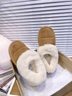 UGG P: Size：女码35-40 ugg毛毛虫雪地靴 秋冬街边感 随手拍 一双雪地靴 一秒秋冬氛围感来了 超模们的选择 极简每天都要温暖又时髦 隆丰A级羊