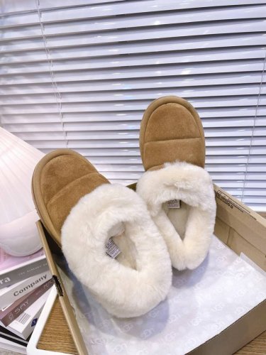 UGG P: Size：女码35-40 ugg毛毛虫雪地靴 秋冬街边感 随手拍 一双雪地靴 一秒秋冬氛围感来了 超模们的选择 极简每天都要温暖又时髦 隆丰A级羊