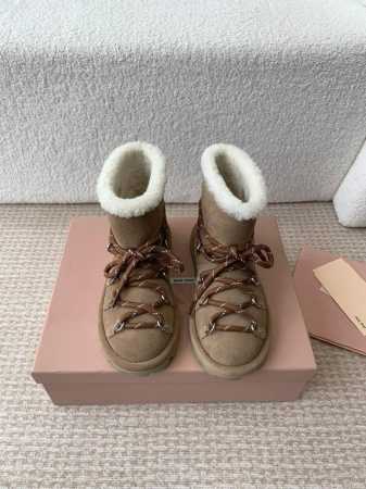 MiuMiu 缪缪2024ss秋冬走秀款 绑带羊毛小短靴雪地靴毛毛鞋 经常出现在各大时装杂志封面 各路明星、小红书博主都有钟爱 搭配绑带设计更显优雅，上脚尤为惊 - 点击图像关闭