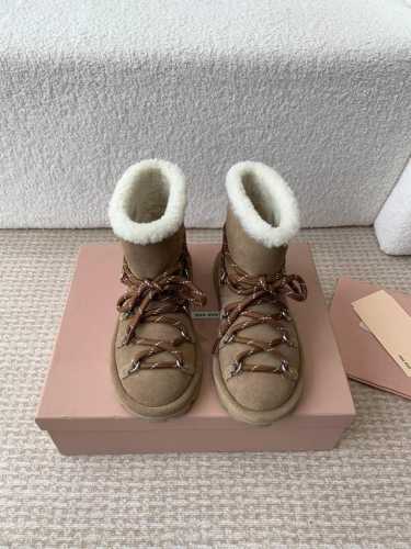 MiuMiu 缪缪2024ss秋冬走秀款 绑带羊毛小短靴雪地靴毛毛鞋 经常出现在各大时装杂志封面 各路明星、小红书博主都有钟爱 搭配绑带设计更显优雅，上脚尤为惊