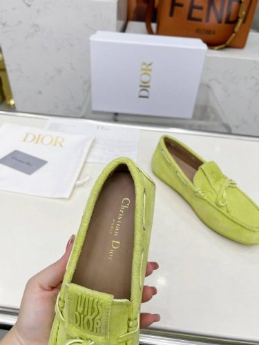 dior 迪奥春夏新款超轻果冻系列乐福鞋 全新 版面力求打造时尚经典单品 巴黎时装周第一场分量十足的大秀场打造的新品 灵感由D主设计师巧妙结合在完美鞋型上.搭配