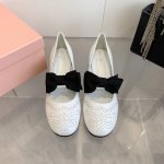 冲量价: 顶级品质Miumiu缪缪25春夏走秀新款New Arrival 粗跟圆头玛丽珍蝴蝶结松紧带单鞋 复古冲孔雕花细节质感满满 复古时髦 配个彩色袜子超好看