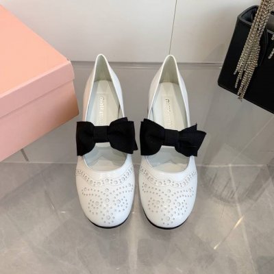 冲量价: 顶级品质Miumiu缪缪25春夏走秀新款New Arrival 粗跟圆头玛丽珍蝴蝶结松紧带单鞋 复古冲孔雕花细节质感满满 复古时髦 配个彩色袜子超好看