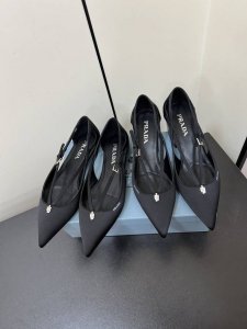 Prada 25ss 早春新款绝美尖头跟鞋 时尚界久违的极简之美经典时尚配色 毫不费力的优雅风来袭 时髦 精致 绝美 包头尖头 开边珠外穿时尚气质简约新款日常拖