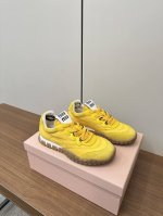 Miu Miu 25ss 春夏新款走秀MiuMiu 德训 休闲鞋 秀场工艺来自Miu Miu系列的细节特写 新季的潮流要素与此刻挚爱的概念，多元对撞，传达现代风