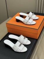 herms Ss25 麂皮拖鞋新品 温柔反毛皮搭配硬朗的铆钉设计 别致新颖 全皮材质很养脚 基础款的鞋型非常好搭配 小羊皮内里和垫脚 意大利进口牛皮底 平底和中