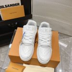 工厂价： 飞机盒5 原版开发 品质出货 欢迎对比 Lv板鞋系列 Lv Trainer Maxi运动鞋将成衣系列的宽松廓形引入virgilabloh笔下的lvtr