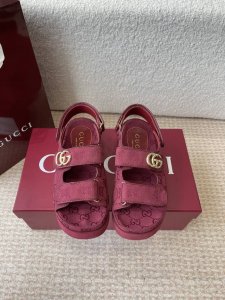 gucci 25Ss 春夏系列Gg菱形新款男女厚底休闲拖鞋 凉鞋 由经典真皮电绣菱形条纹＋配双G金属扣作为品牌的标志性象征制作而成打造令人惊艳的作品焕新演绎！
