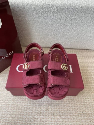 gucci 25Ss 春夏系列Gg菱形新款男女厚底休闲拖鞋 凉鞋 由经典真皮电绣菱形条纹＋配双G金属扣作为品牌的标志性象征制作而成打造令人惊艳的作品焕新演绎！
