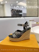 价格： LOUIS Vuitton 走秀款厚底凉鞋 香港原版购入一比一开模 今年的款式比去年增加了新原素 显得更为大牌 皮面款采用原版牛皮 内里垫脚全羊皮 水台