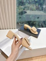 Chanel香奈儿小香最火中跟菱格拖鞋 专柜简直疯抢了，各大社交平台热门晒图，这期的走秀款绝对太帅了，绝对是这一季最热门的款式，专柜仙女们真的太识货了，不卡脚也