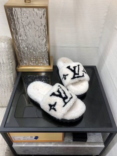 现货～ 高端品质 L.V第二代毛拖 2024今年秋冬最火羊毛拖、爆款来袭、现货发售 顶级 品质、完美细节、市场最高版本、你值 拥 :Lvu 原版高密度防滑加厚发