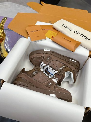 工厂p价p： Louis Vuitton 驴家的爆款！Trainer板鞋，每个人都必须入的款，绝不后悔！ 超级百搭高级！什么衣服都好搭。最主要是超耐看的。 顶级