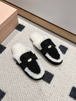 顶级品质 miumiu ss24new arrival～ Miu家2024秋冬新款半拖毛毛鞋 这款半拖毛毛鞋超好看，超轻便，超好穿， 居家户外都适宜！舒适又保暖