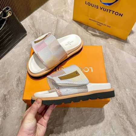 出厂 Lv 魔术贴平底拖鞋火热火热上新欧美时尚走秀简单又百搭的一款单品上脚舒服无疑、多个颜色选择搭配、无论是日常休闲逛街，居家办公室，后备箱总要备上一双，强烈推 - 点击图像关闭