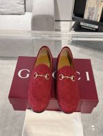 Gucci Jordaan系列女士乐福鞋作为Gucci设计传承的杰出代表 Jordaan系列饰马衔扣乐福鞋生动彰显经典优雅格调 这款鞋履采用品牌标志性字母图案帆