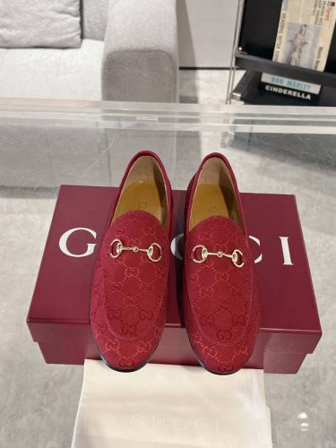 Gucci Jordaan系列女士乐福鞋作为Gucci设计传承的杰出代表 Jordaan系列饰马衔扣乐福鞋生动彰显经典优雅格调 这款鞋履采用品牌标志性字母图案帆