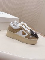 最高版 Prada普拉达 25新款 厚底 休闲运动鞋 这款运动鞋延续经久不衰的轮廓，是新款经典单品。采用皮革精心制作， 提升格调。款式轻盈，搭配三角扣标志加5C