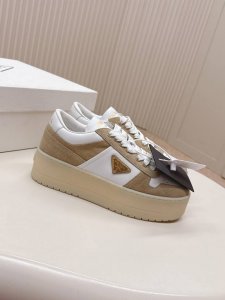 最高版 Prada普拉达 25新款 厚底 休闲运动鞋 这款运动鞋延续经久不衰的轮廓，是新款经典单品。采用皮革精心制作， 提升格调。款式轻盈，搭配三角扣标志加5C