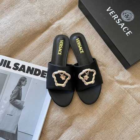 出厂价： Versace 范思哲2024 顶级专柜 新款限定 官网上新 全球首发 范思哲 Vr 新扣美人头平底拖 范思哲美鞋 范思哲拖鞋 范思哲鞋控 时装周新款 - 点击图像关闭
