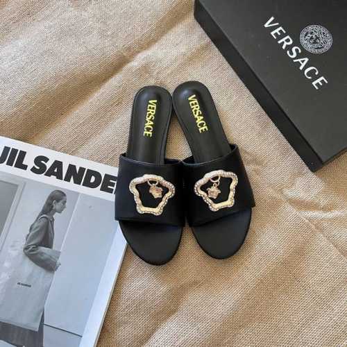 出厂价： Versace 范思哲2024 顶级专柜 新款限定 官网上新 全球首发 范思哲 Vr 新扣美人头平底拖 范思哲美鞋 范思哲拖鞋 范思哲鞋控 时装周新款