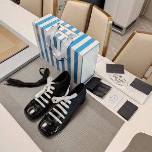 校园风玛丽珍绑带单鞋系列 顶级包装配套最高版本 PRADA 2025s普拉达春夏新品， 顶级版本 实力来袭！校园风时尚普拉达公主糖果风绑带单鞋，少女必备 每色鞋