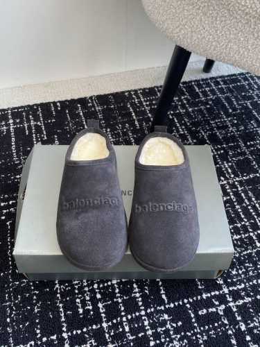 代购级 BALENCIAGA 24ss 秋冬季新款 巴黎世家 包头拖 勃肯拖 脚感也很舒服，原版进口麂皮 随便简便穿搭 穿祙子简直不要太好看了 鞋面进口麂皮 羊