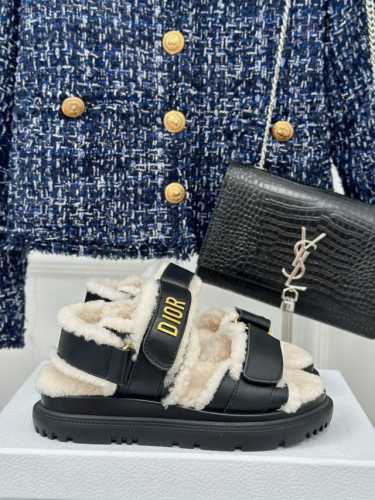 厂价 Dior 迪奥24S秋冬新品 毛拖毛鞋凉鞋系列 简约大气时髦 耐看不过时 是时尚圈永不退潮的经典所在 经典字母LOGO五金点缀 懒人百搭增高必备款！ 面料