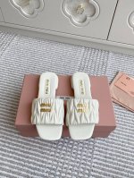 代购级Miumiu缪缪新品 Matelasse褶皱羊皮平底拖鞋 材质与工艺： 原版定制羊皮 定制羊皮内里 原版定制开模Logo 进口真皮大底 Size：35-3