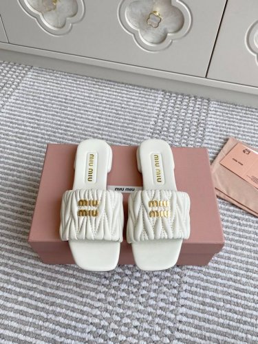 代购级Miumiu缪缪新品 Matelasse褶皱羊皮平底拖鞋 材质与工艺： 原版定制羊皮 定制羊皮内里 原版定制开模Logo 进口真皮大底 Size：35-3