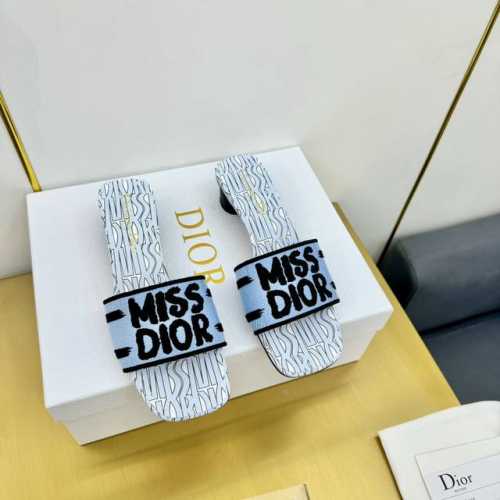 出厂价 2024 Dior迪奥夏季刺绣凉拖 Dway带跟凉拖是一款经典单品，自然色酒椰草和黑色棉质鞋面饰以 Christian Dior Paris 标志刺绣，