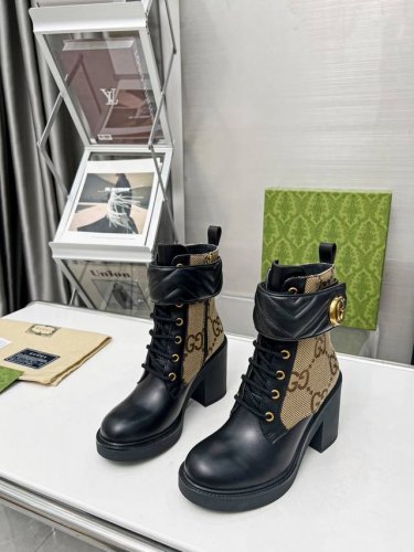 出厂价Pp： 元 秋冬Gucci双G踝靴原版开模 全油边和电绣魔术带，卡其色Gg帆布标识元素搭配、高级感十足 侧拉链穿脱超方便 面料：牛皮 内里 垫脚：高端牛里