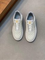 louis Vuitton 路易威登 -高端品质 原单 -鞋面：压纹小牛皮、高周波品牌Logo -内里：意大利进口透气网布， -大底：舒适Tpu成型大底 -超高